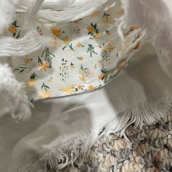 Brand new AE Mom shorts, with cut floral pattern under pockets. Size US 10 - Picture 2 of 3